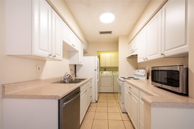 Building Photo - 930 Mandarin Isle