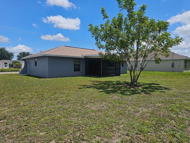Building Photo - Freshly painted and brand new carpet/laminate 2 bed 2 bath 1 car garage single family home!!!