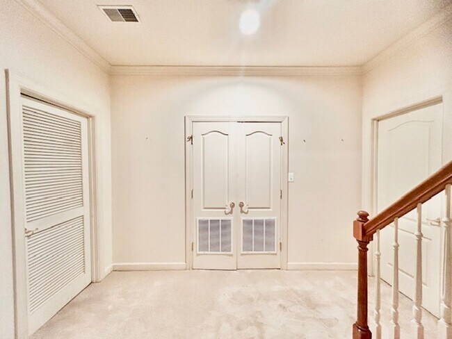 Building Photo - 10503 Aubinoe Farm Dr