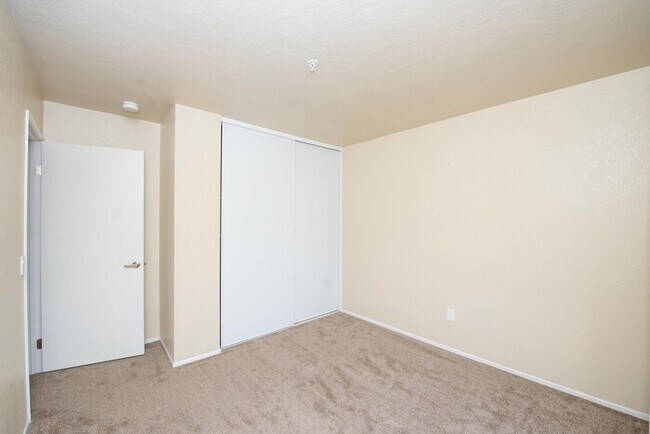 Building Photo - Beautiful Townhouse in the desirable Anaheim Packing District!