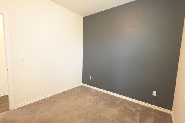Building Photo - 352 Witchhazel Way