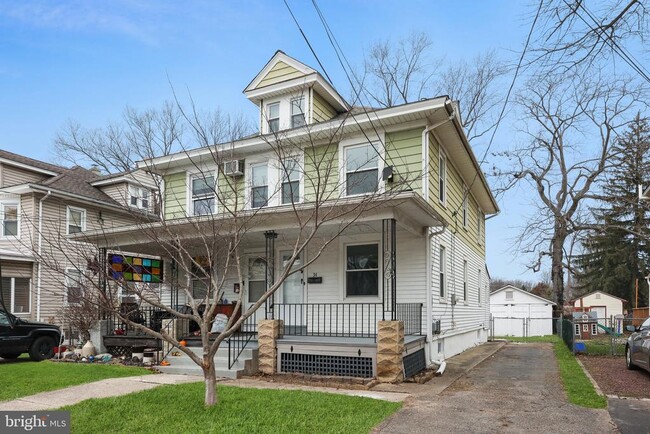 Building Photo - 34 E Hendrickson Ave