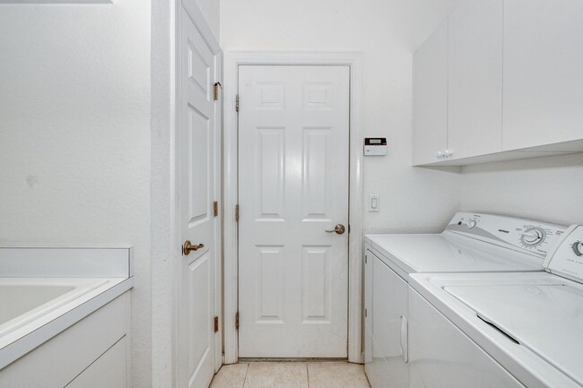 Building Photo - Emerson Square 4 Bedroom Home