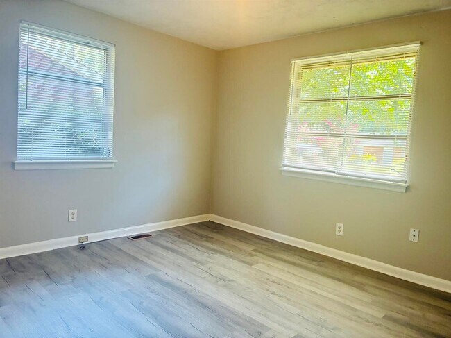 Building Photo - 1733 Finchley Dr