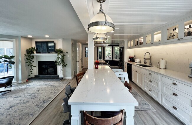 Building Photo - 4 Day St