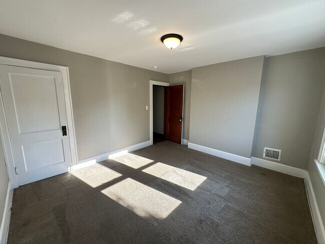 Building Photo - S Washington Ave 1041-1043 MLR