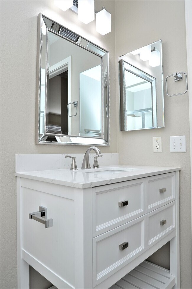 Building Photo - All tile 4 bedroom home in Oro Valley!