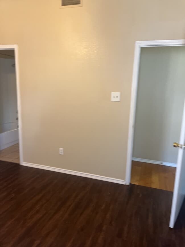 Building Photo - 3 Bedroom 2 bath Duplex! Curtis elementary...