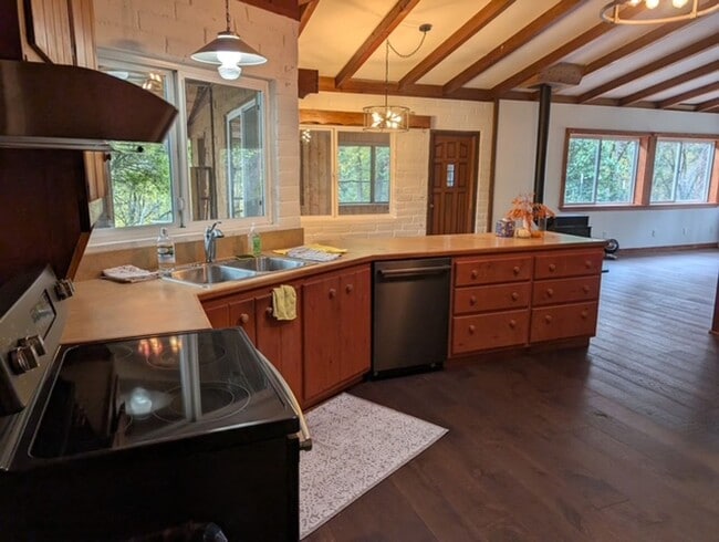 Building Photo - 3BD/2BA Home in Meadow Vista