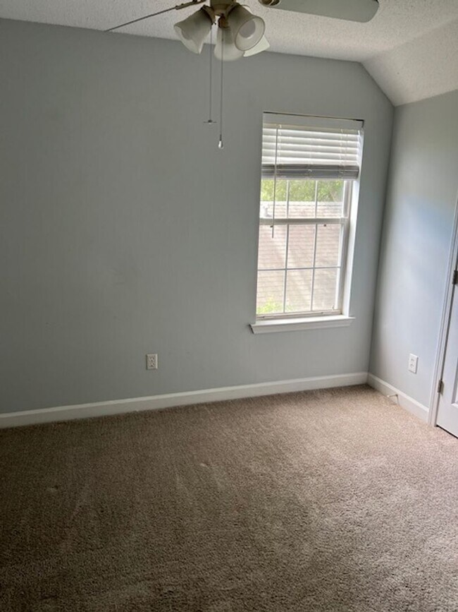 Building Photo - 4/2.5 located in Pinehurst subdivision
