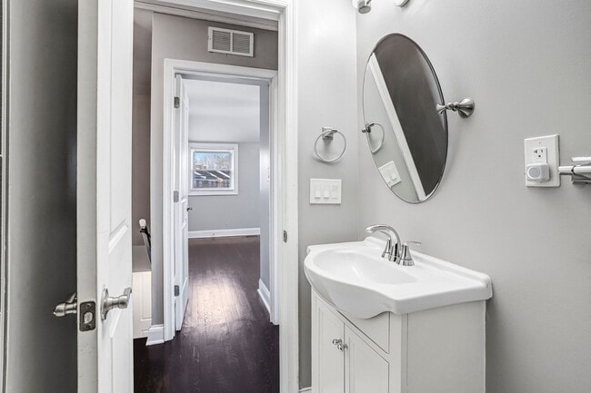 Building Photo - Bright and Beautiful Benning Ridge Abode