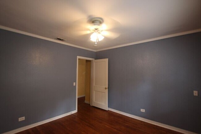 Building Photo - 3 Bedroom, 1.5 Bath Home in Central Tyler!