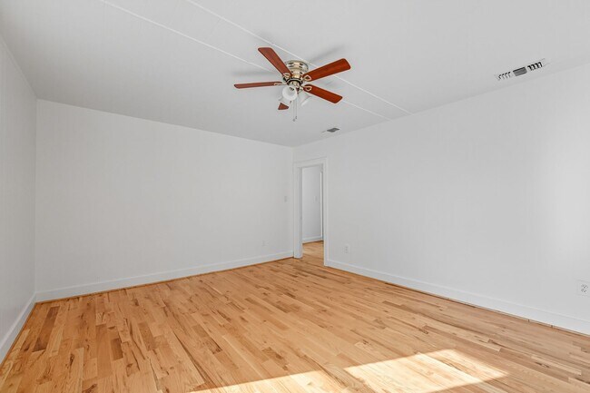 Building Photo - 2 Bedroom Upstairs Duplex in Southside