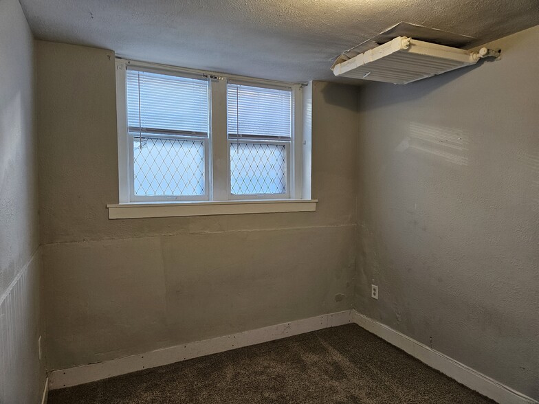 Building Photo - 2910 James Ave S