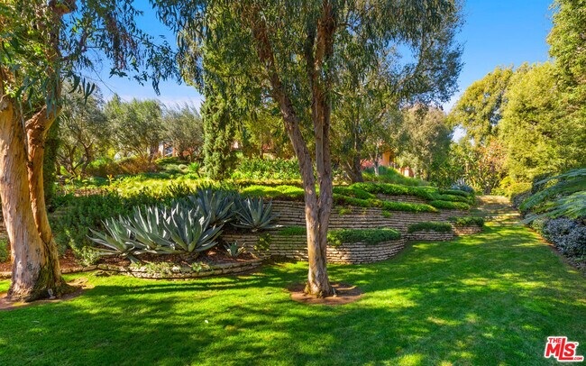 Building Photo - 1827 Westridge Rd