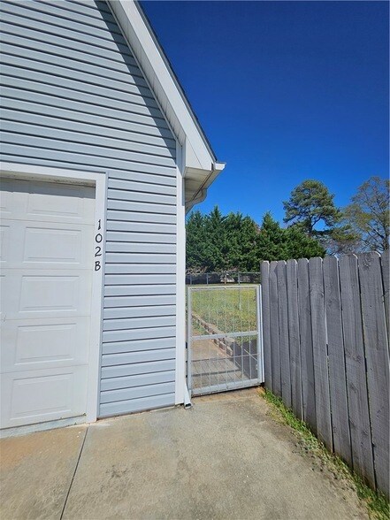 Building Photo - 102 Meadow Dr