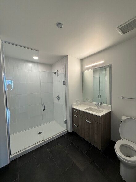 Building Photo - 450 E Waterside Dr