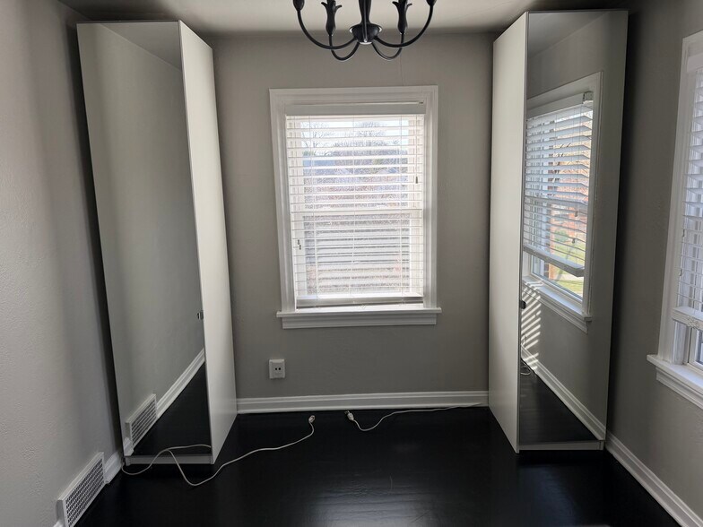 Building Photo - 615 Acorn Dr