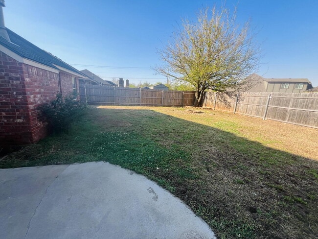 Building Photo - Charming 4-Bed, 2-Bath Home in Yukon - Gated Community in Mustang Public School District!