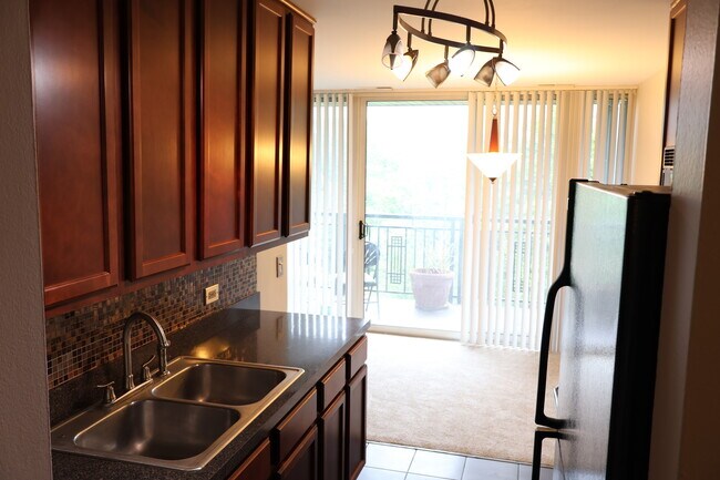 Building Photo - 6000 Oakwood Dr