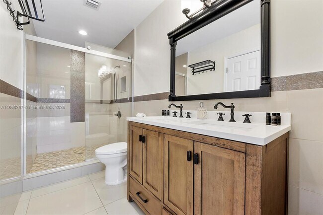 Building Photo - 5800 NE 18th Ave