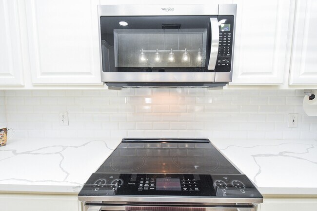 Building Photo - 8051 Bay Branch Dr