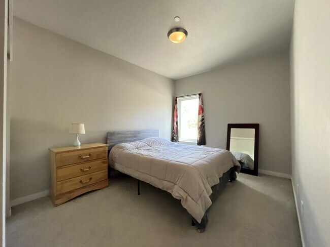 Building Photo - Spacious 2,511 Sq Ft Wilsonville Townhome with Vaulted Loft, Modern Kitchen & Attached Two-Car Ga...
