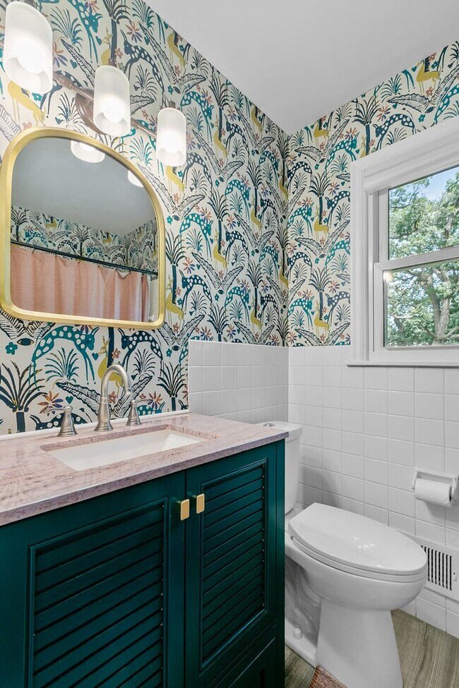 Building Photo - Charming 3 Bedroom Home Golden Valley