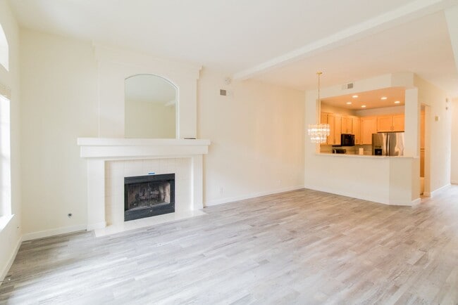Building Photo - Beautiful 2 Bed, 2.5 Bath Two-Story Townhome in Belsera