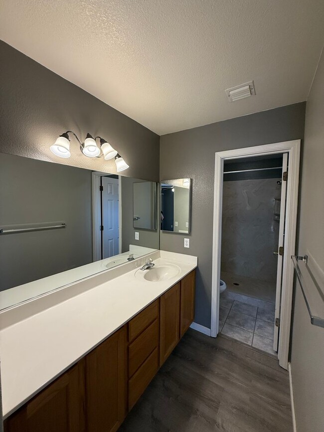 Building Photo - 3 Bedroom 2 Bathroom Home