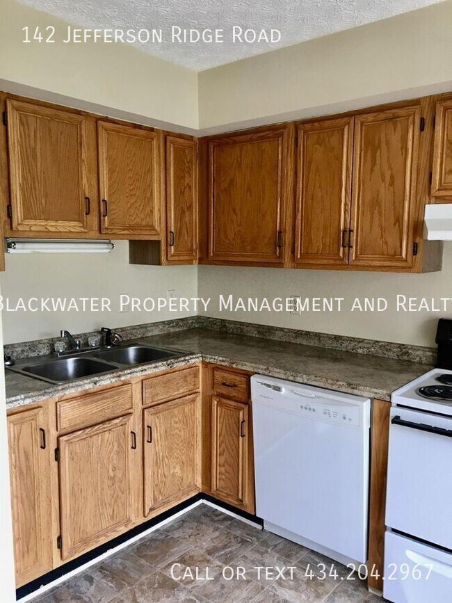 Building Photo - 142 Jefferson Ridge Rd