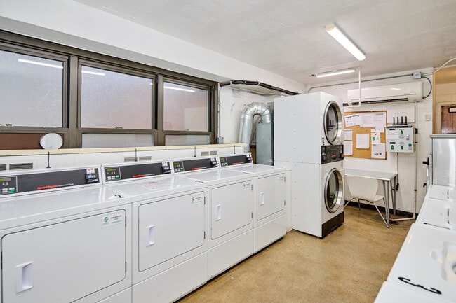 Building Photo - 6118 N Sheridan Rd