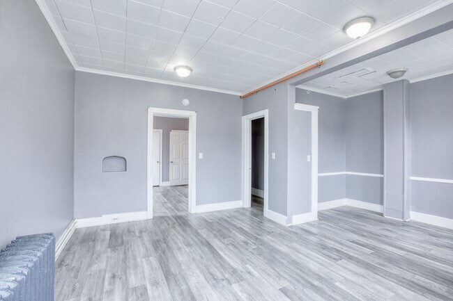 Building Photo - Oversized 3 Bedroom 1 Bathroom in Blackrock Neighborhood