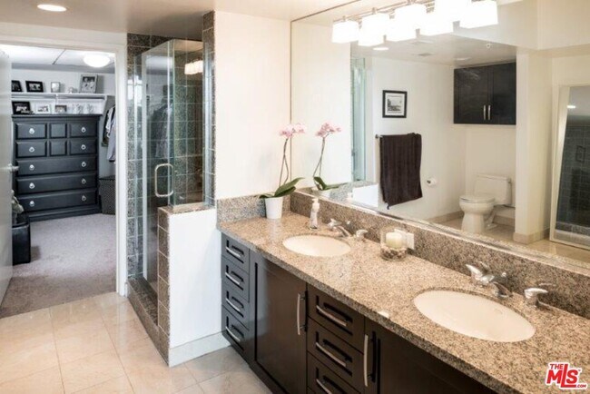 Building Photo - 13700 Marina Pointe Dr