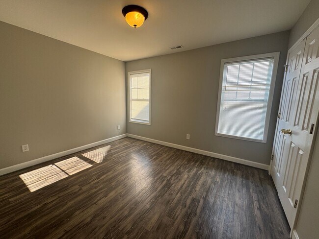 Building Photo - 124 Crestwood Dr