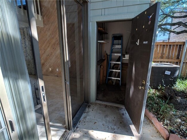 Building Photo - 7122 Wood Hollow Dr