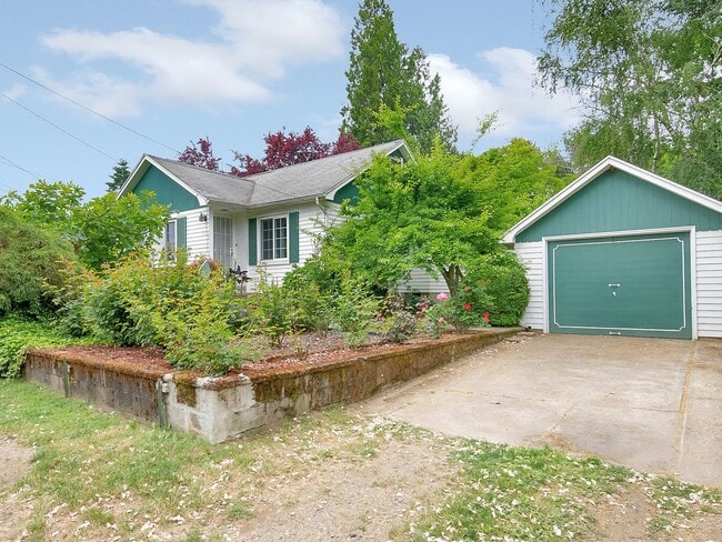 Building Photo - Amazing vintage 2-bdrm/2-bath Cully home—G...