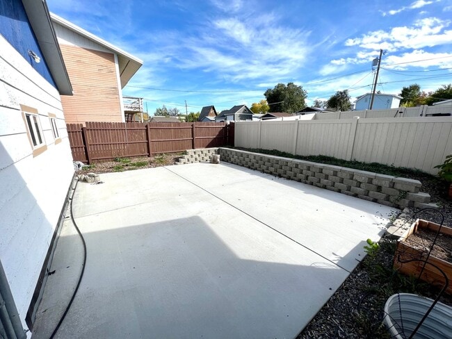 Building Photo - Pet Friendly 3 Bed 2 Bath Single Family Home With Large Garage!