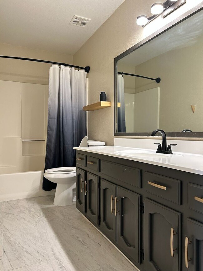Building Photo - Please contact Vaughn Realty to set up an ...