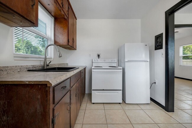 Building Photo - Convenient & Comfortable 1/1 – Updated and...