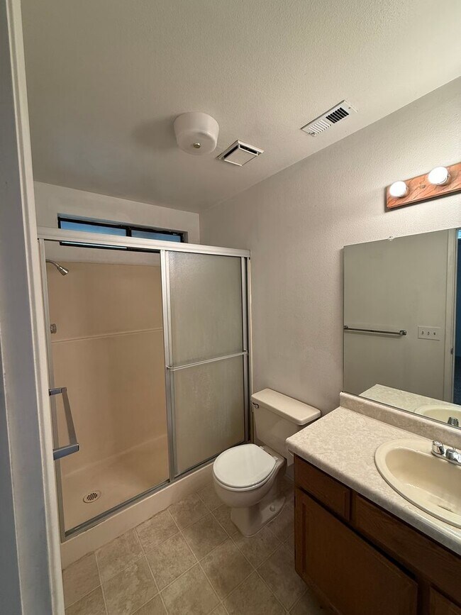 Building Photo - Beautiful 3 Bed, 2 Bath Home in Prime Location