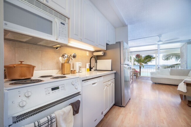 Building Photo - Oceanfront Kaimana Beach Studio at Sans Souci