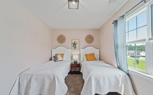 Building Photo - 2BR/2.5 Bath Townhome Minutes to Camp Lejuene