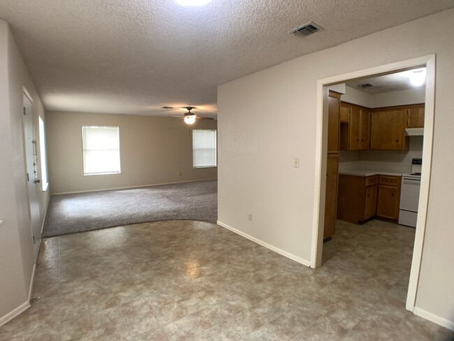 Building Photo - 2/2 Apartment on The Hill! Minutes from La...