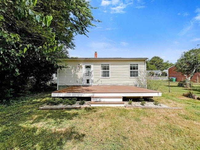 Building Photo - Charming 3 Bed, 2 Bath Home Minutes From B...