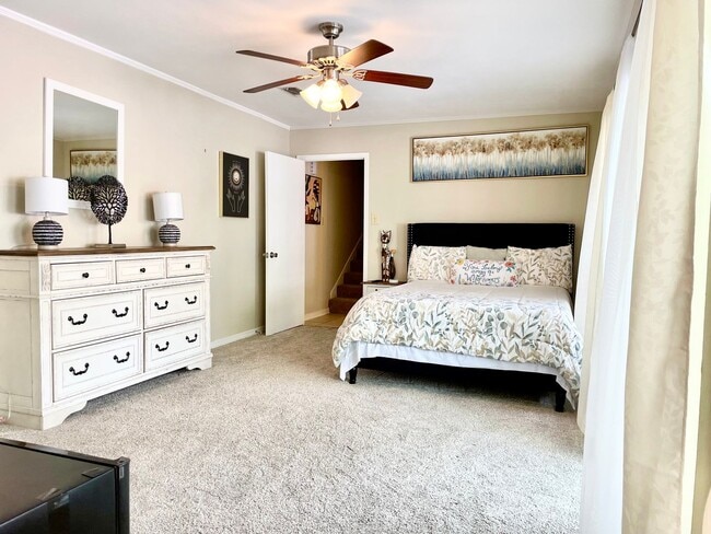 Building Photo - 3 BR 2.5 BA Luxury Townhouse