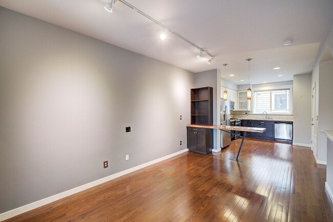 Building Photo - 2Bd/2.5Ba Seattle Townhouse