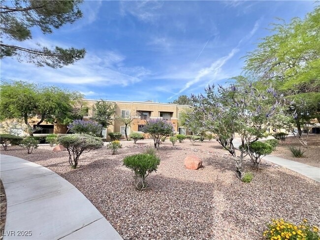 Building Photo - 8070 W Russell Rd