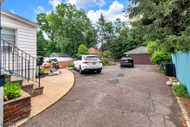 Building Photo - 558 Argyle Ave