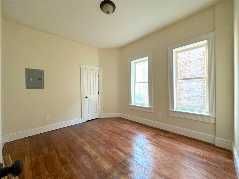 Building Photo - 31 Dubois St